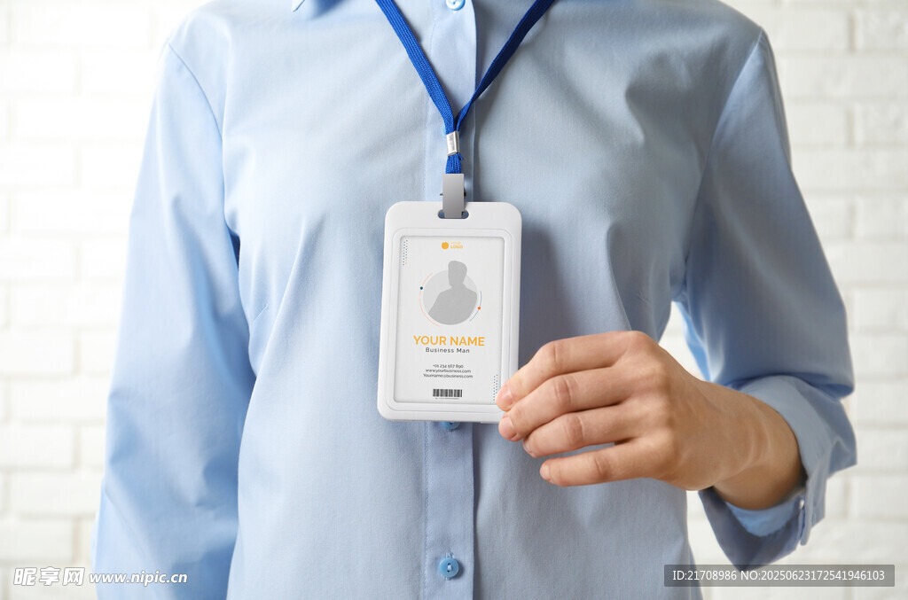 手持工作证的职场人士