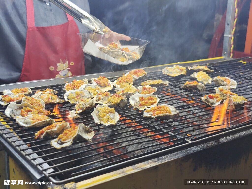 炭火上的美味烤生蚝