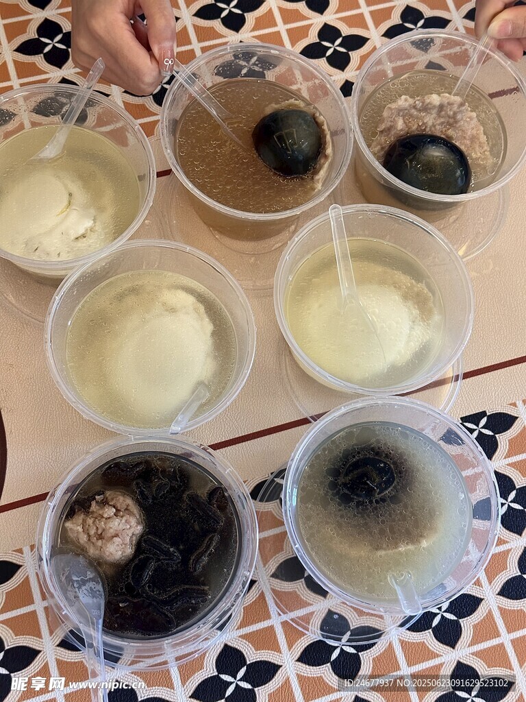 皮蛋鲜肉瓦罐汤