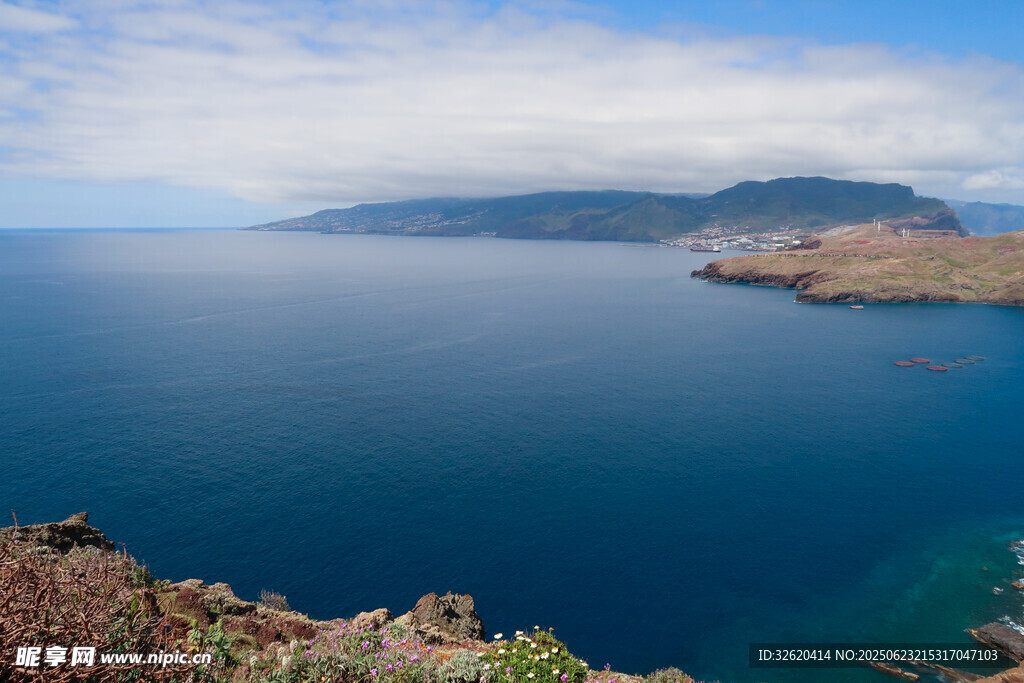 蓝色海域与远处岛屿风光