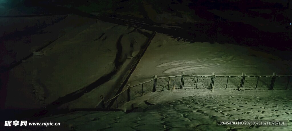 黑暗中的神秘文字雪光