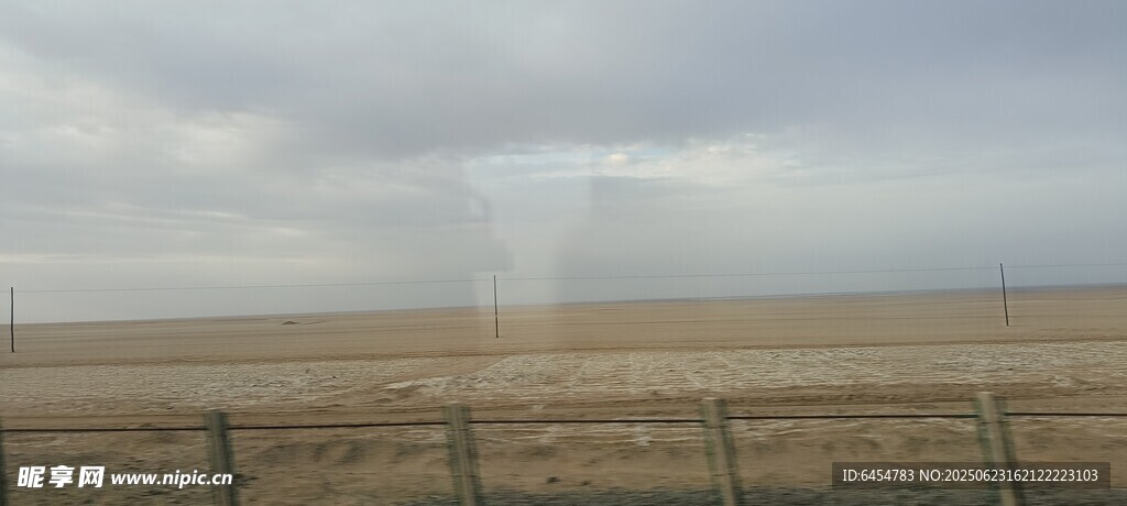 广袤草原上的风力发电机组