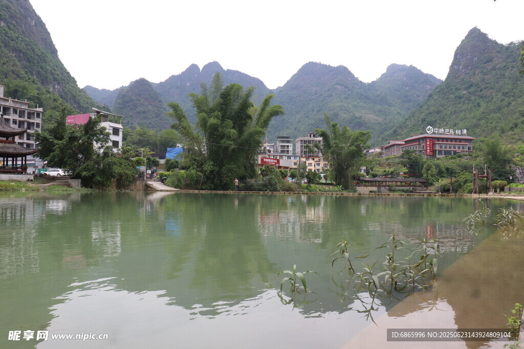 山水相依的宁静村落