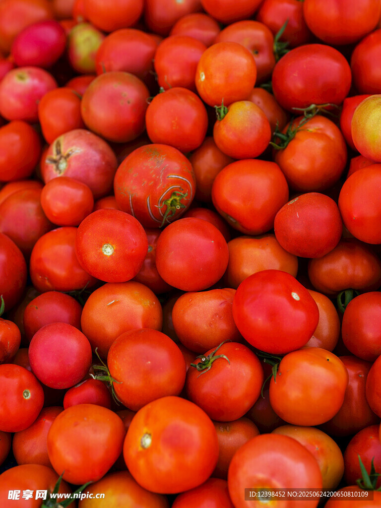 饱满鲜红的番茄