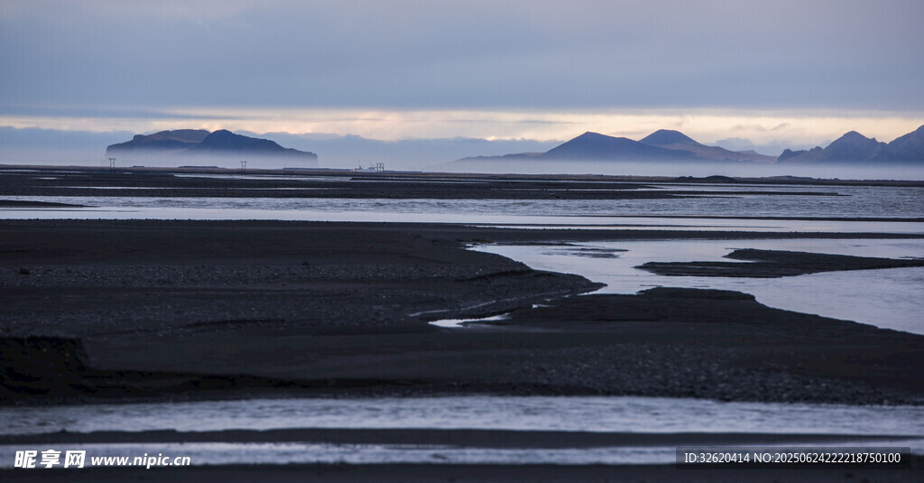 广袤湿地与远处山峦景观