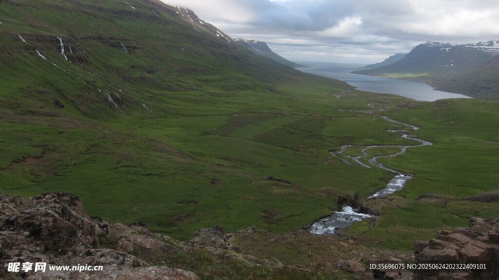 山间绿野溪流美景