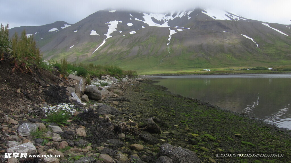 雪山下的宁静湖畔风光