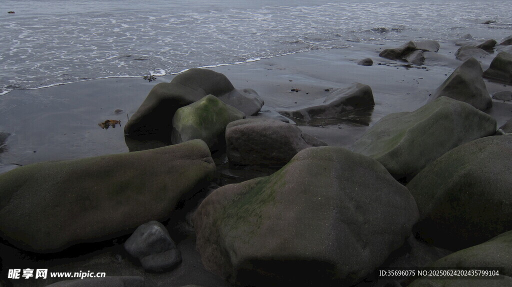 海边礁石景观