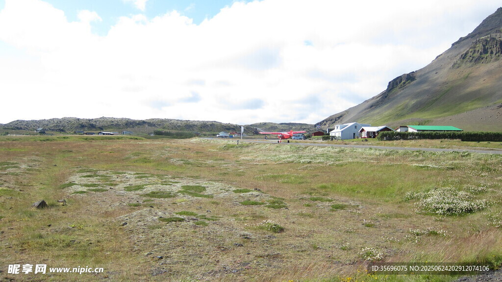 冰岛开阔草地与远处建筑