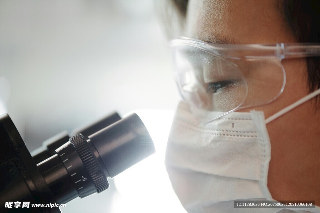 科研人员专注使用显微镜