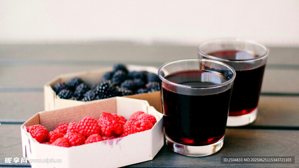 新鲜浆果搭配美味果汁