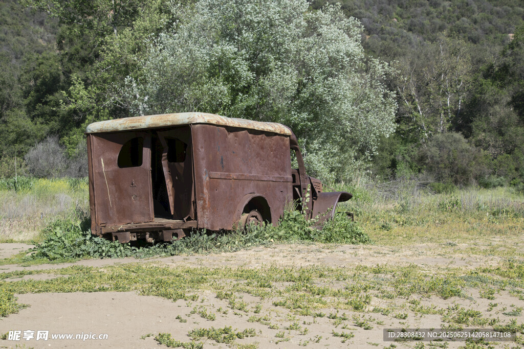 废弃野外的破旧厢式货车