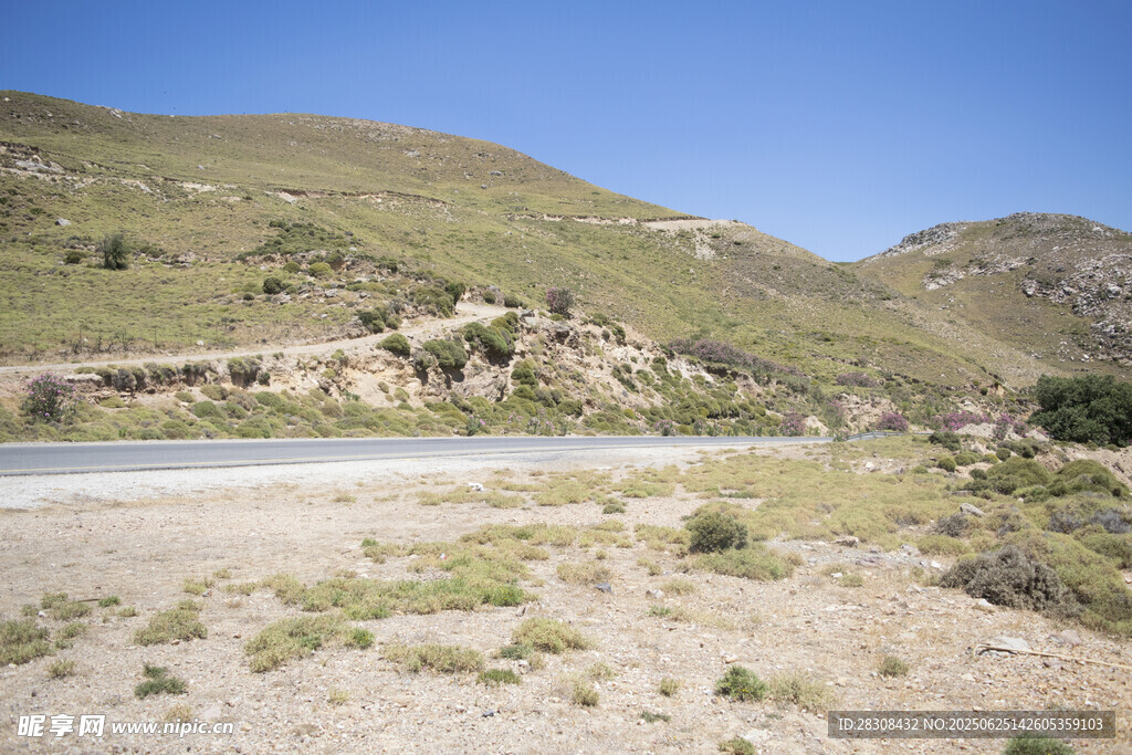 山间蜿蜒公路风景
