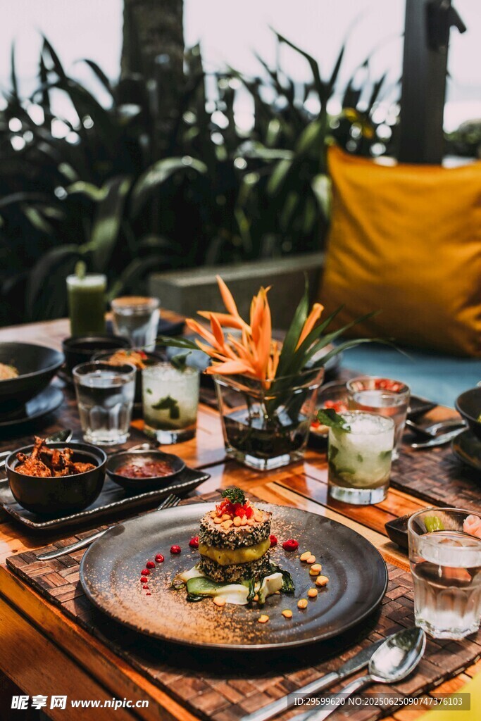 精致户外美食摆盘场景