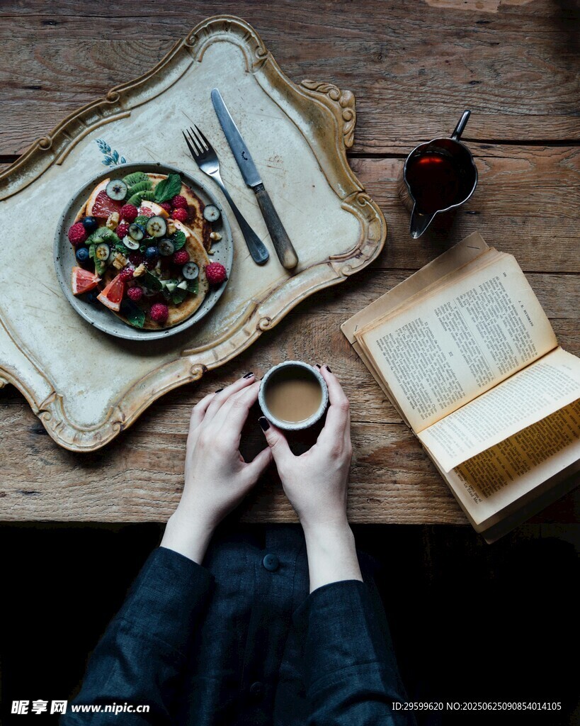 惬意的桌面美食阅读时光