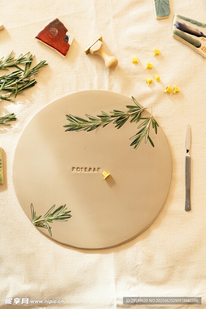 简约圆形装饰盘与绿植点缀