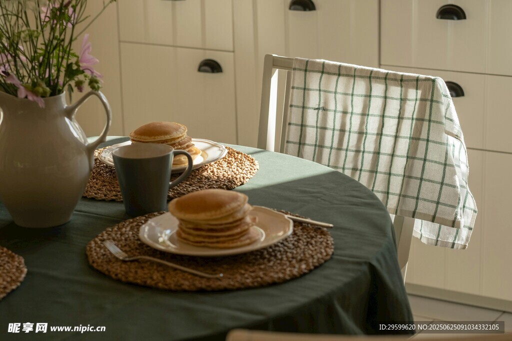 温馨餐桌布置与美味点心