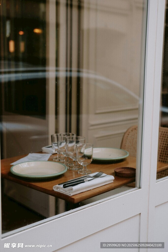 精致餐厅内的餐桌布置