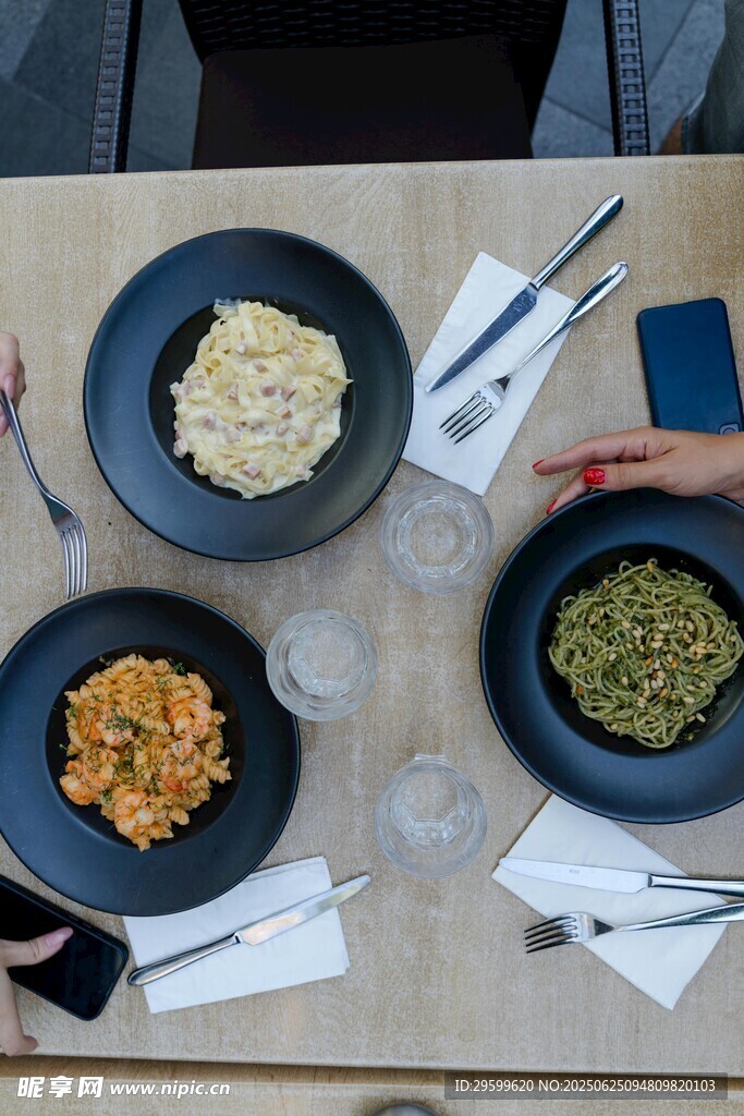 桌上美味餐食组合