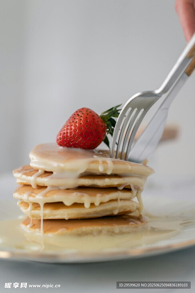 草莓点缀的美味松饼