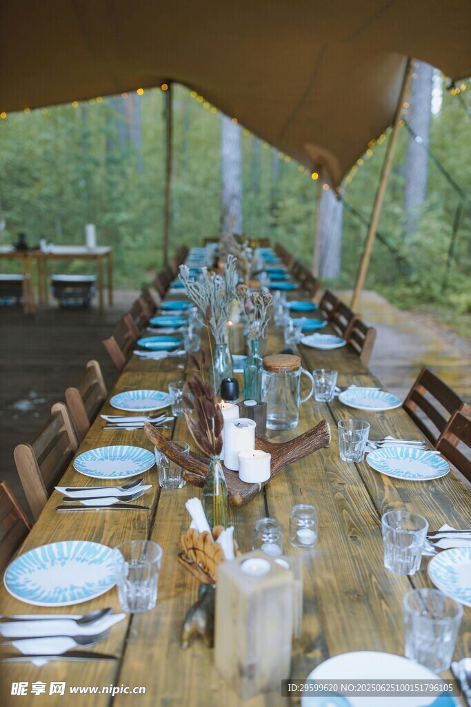 户外长桌精致野餐布置