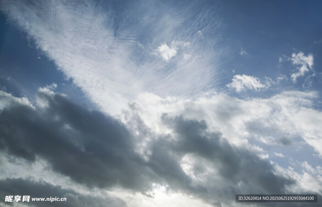 蓝天白云间的壮丽云层
