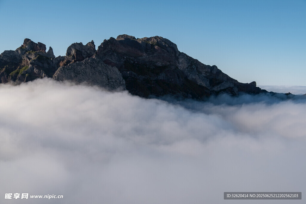 云海中的巍峨山峰