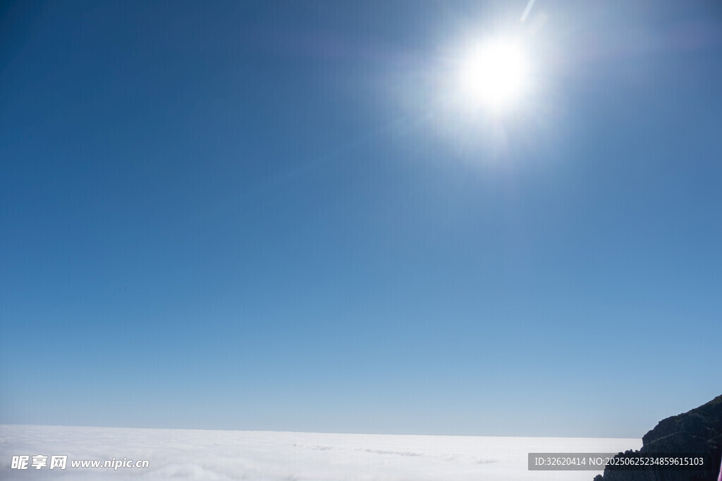 蓝天之上的耀眼阳光