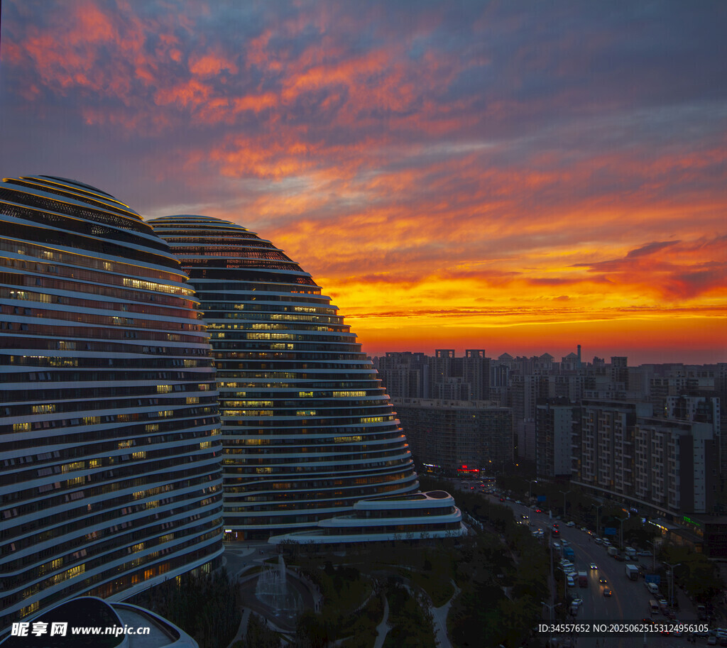 夕阳下的城市独特建筑景观