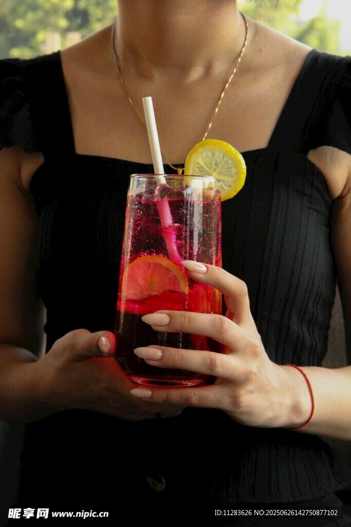 女士手持色彩缤纷的饮品