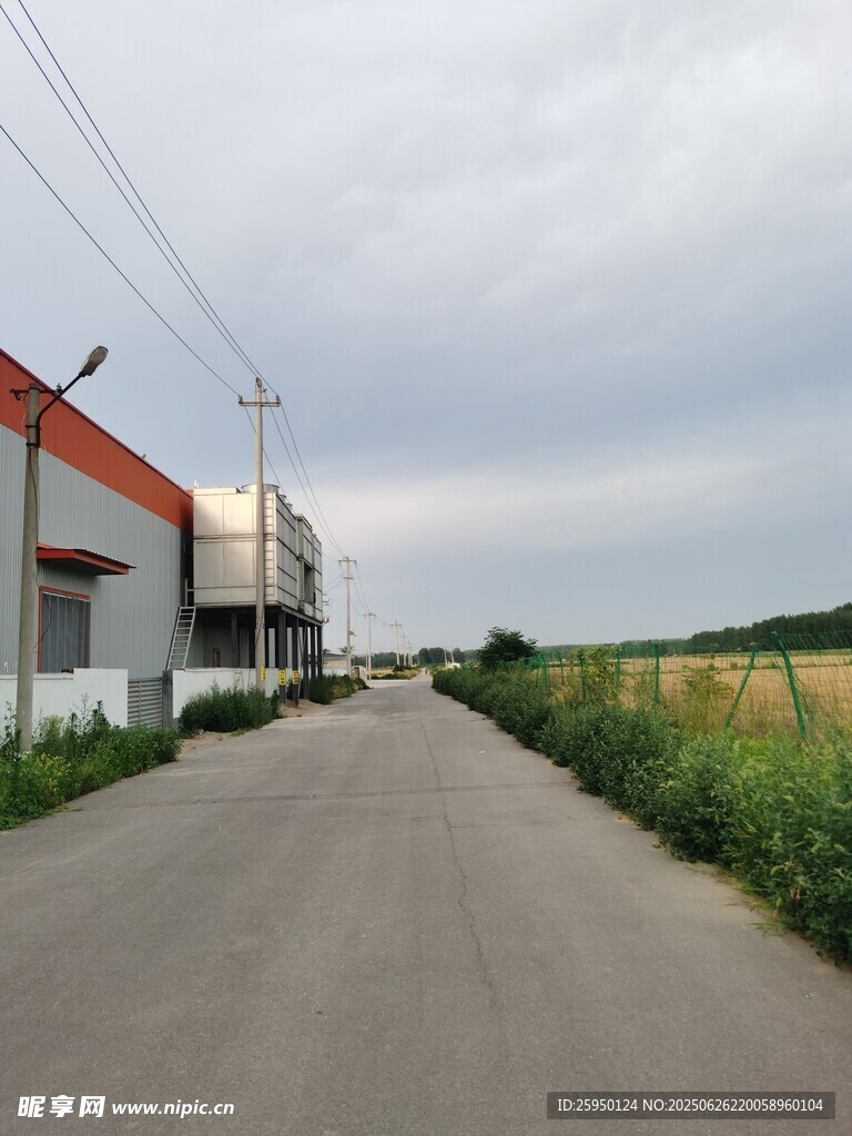 乡村旁的工厂道路