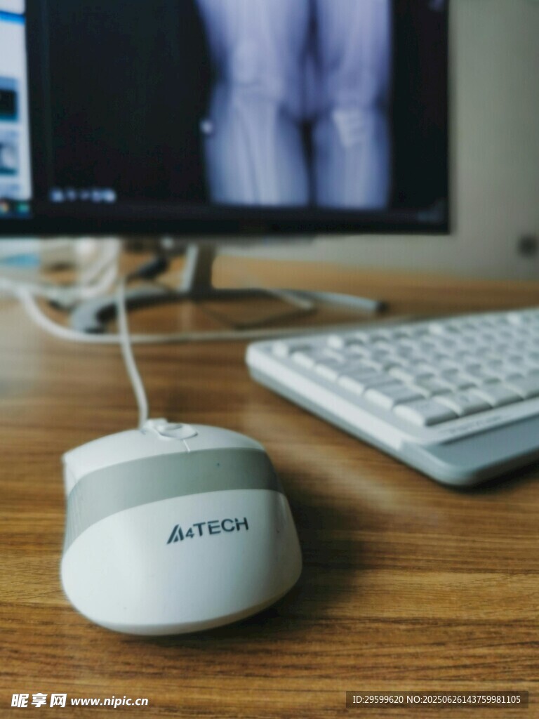 办公桌上的白色无线鼠标