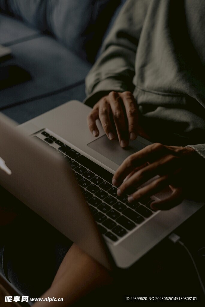 专注使用笔记本电脑的人