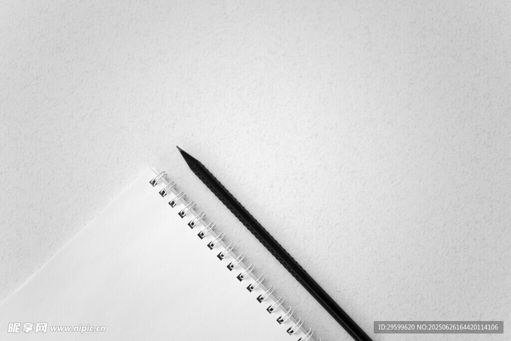 简约风笔记本与黑色钢笔