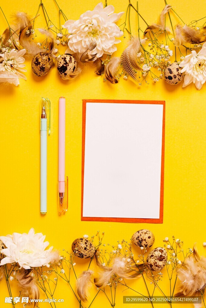 黄色背景上的文具与秋叶