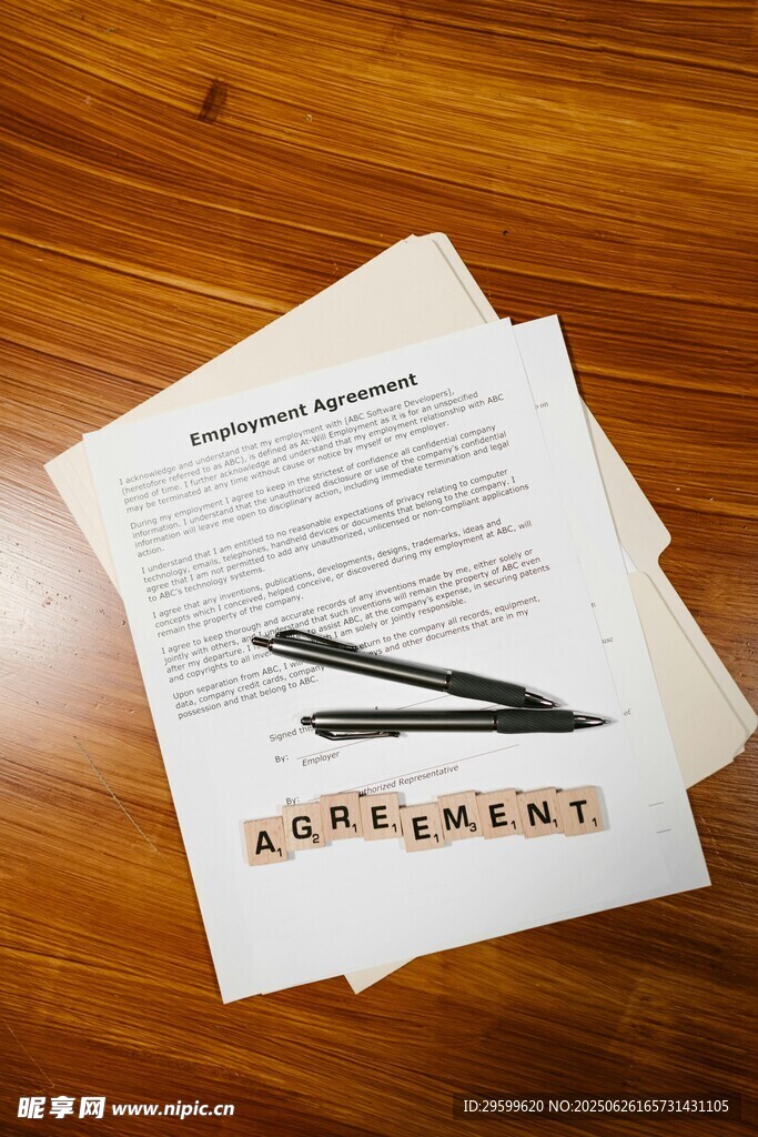 桌上求职文件与文具