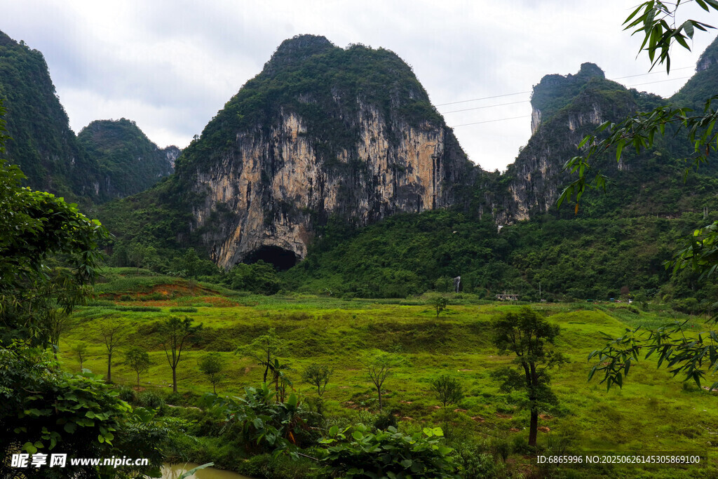 青山绿野间的秀丽峰林