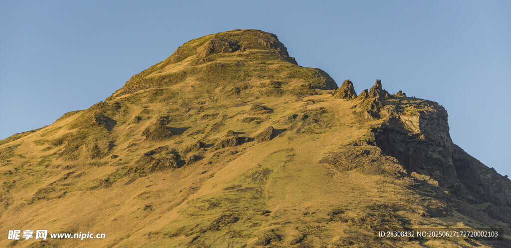 巍峨山峰上的攀登者