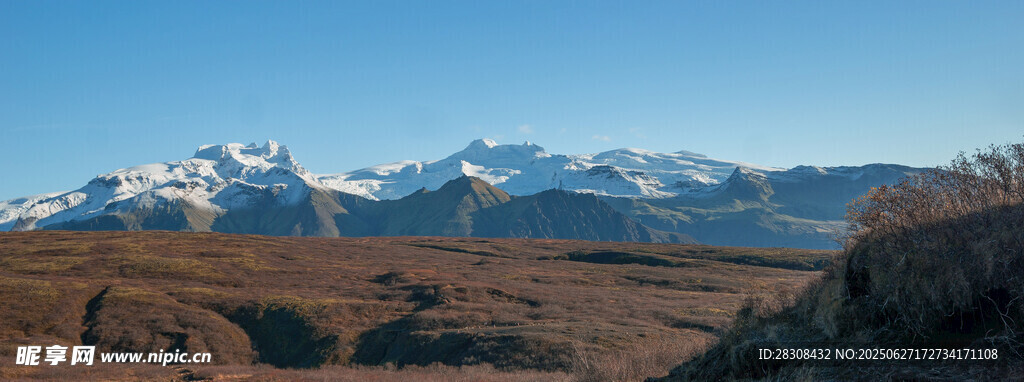 壮丽雪山下的广袤原野