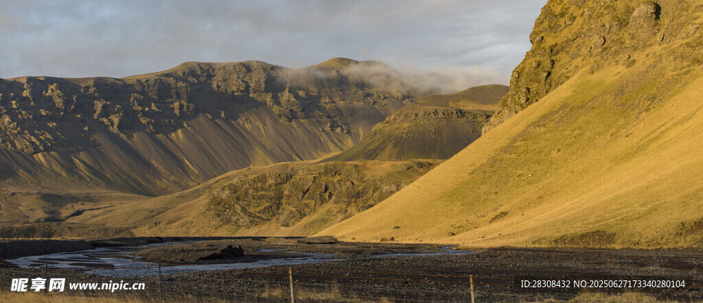 金色山丘间的壮丽风景
