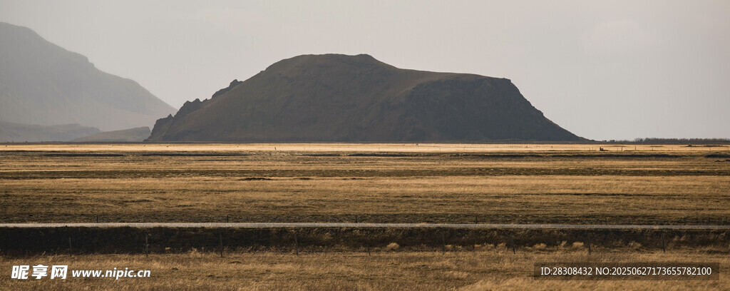 广袤原野中的孤山