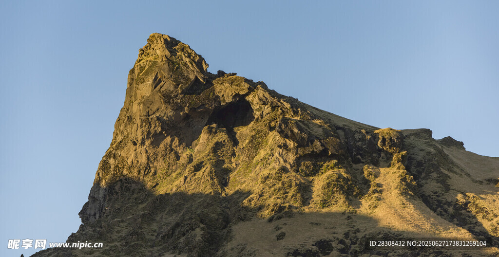 金色山峰 蓝天映衬
