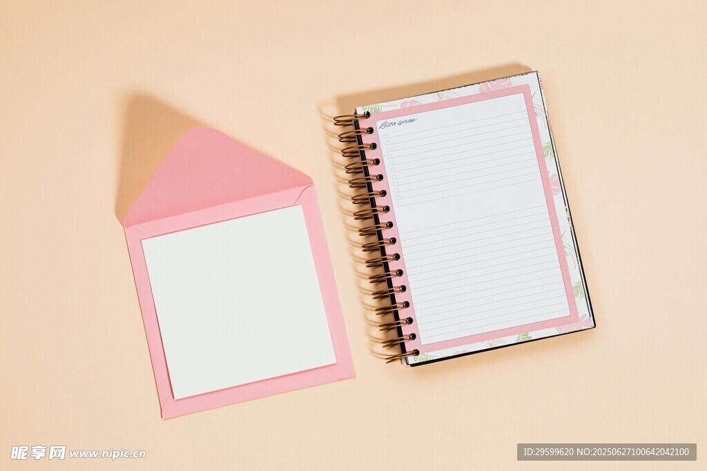 粉色便签与空白笔记本