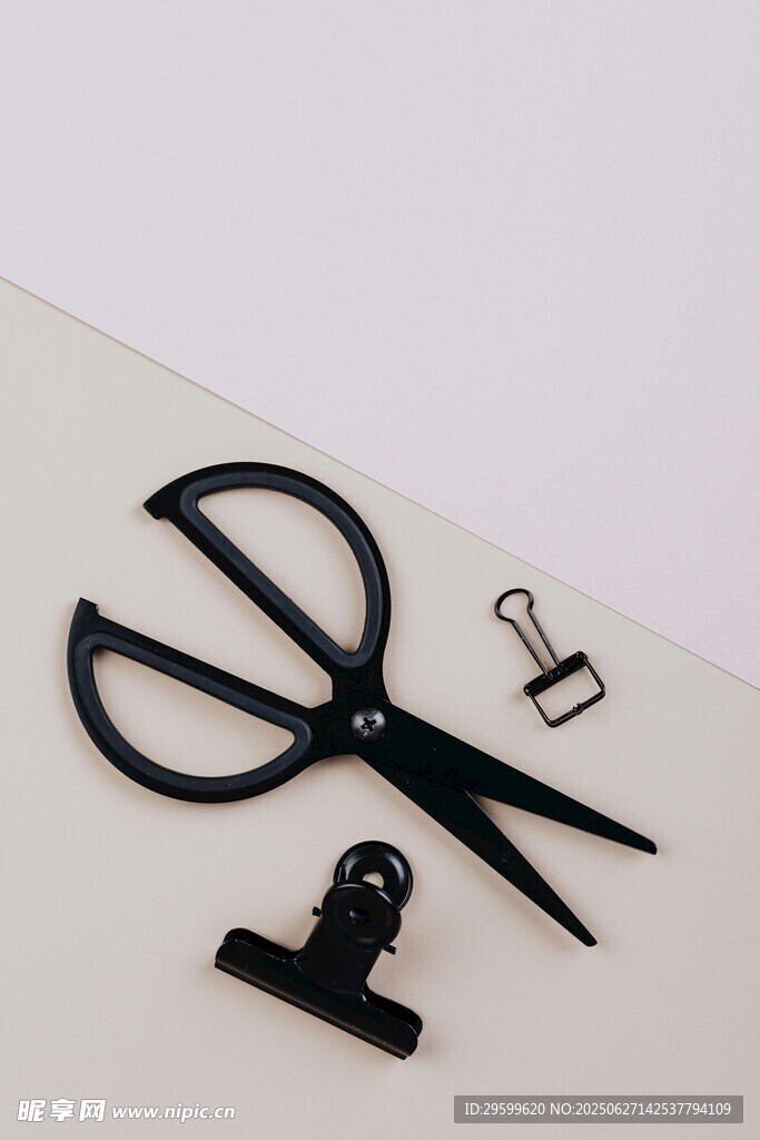 黑色剪刀与文具小物