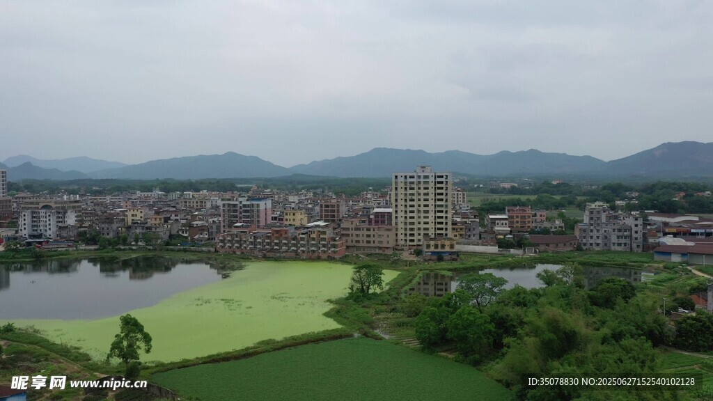 乡村河畔风光俯瞰图