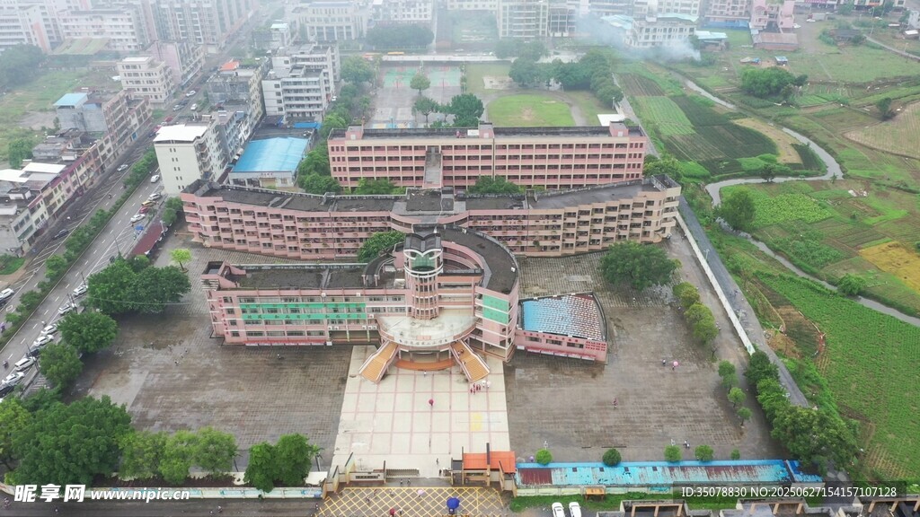 俯瞰校园建筑群