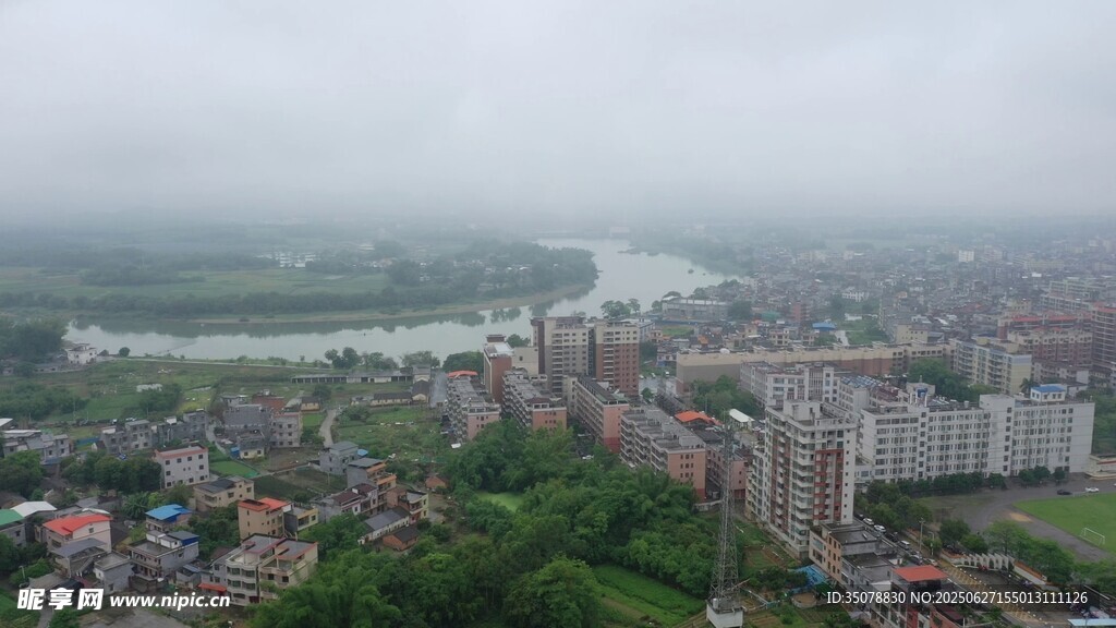 雾中城市与河流景观