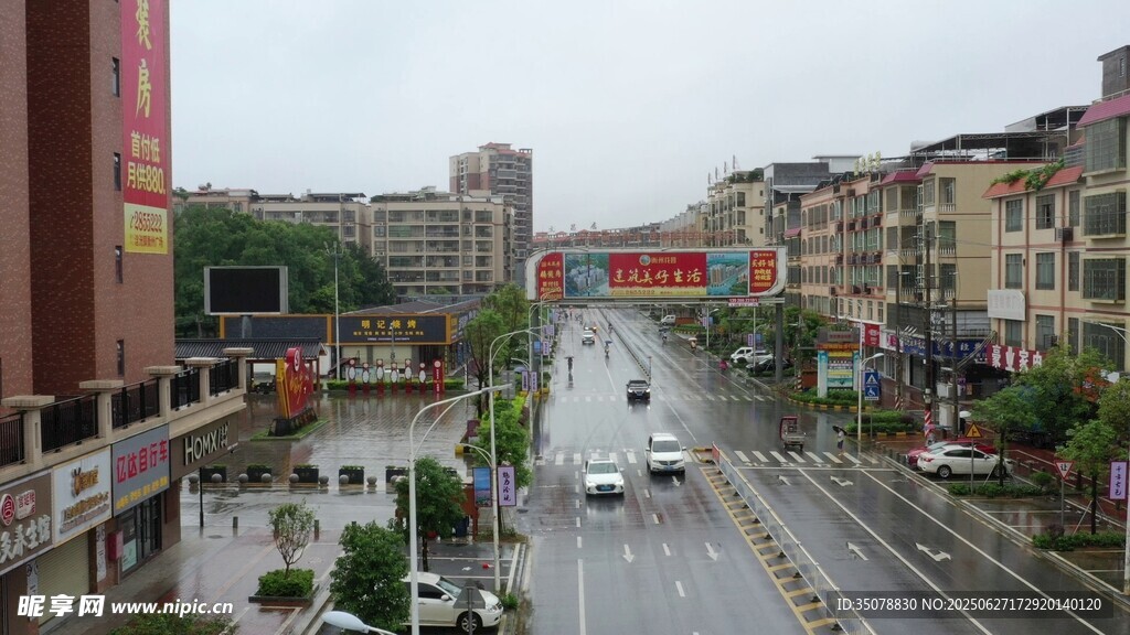 雨后城市街道景象