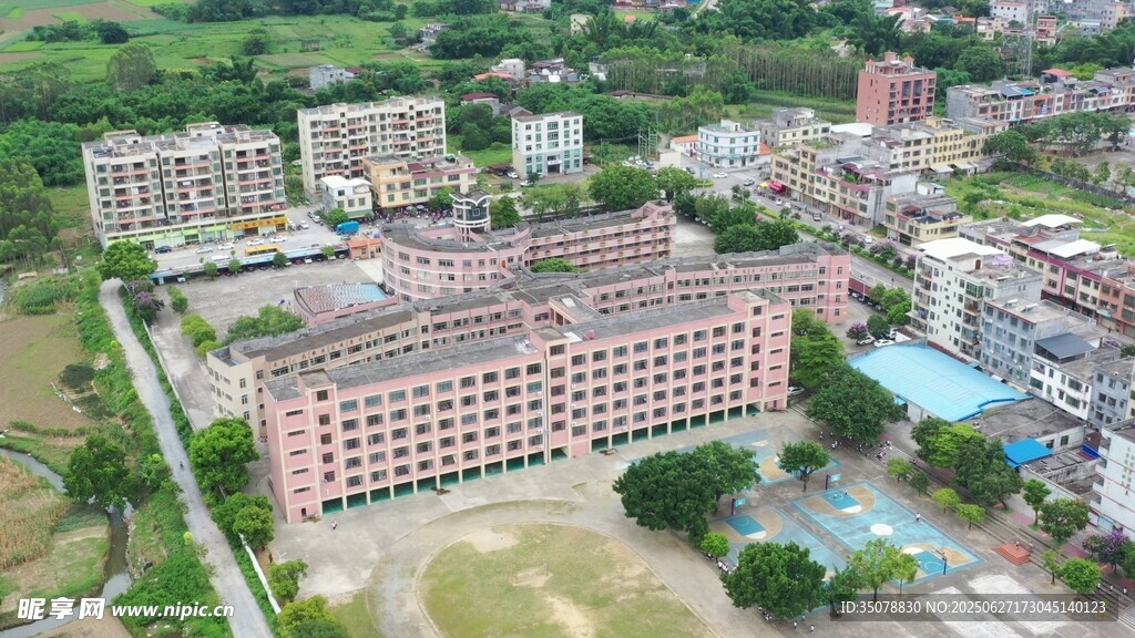 俯瞰校园建筑群