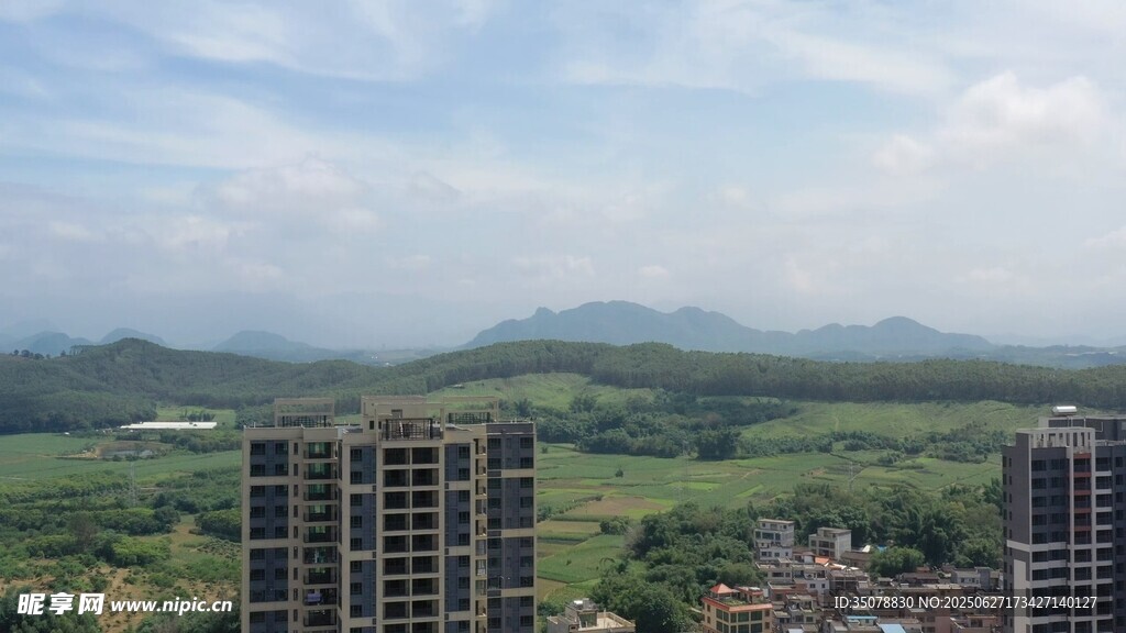 高楼外的青山绿野风光